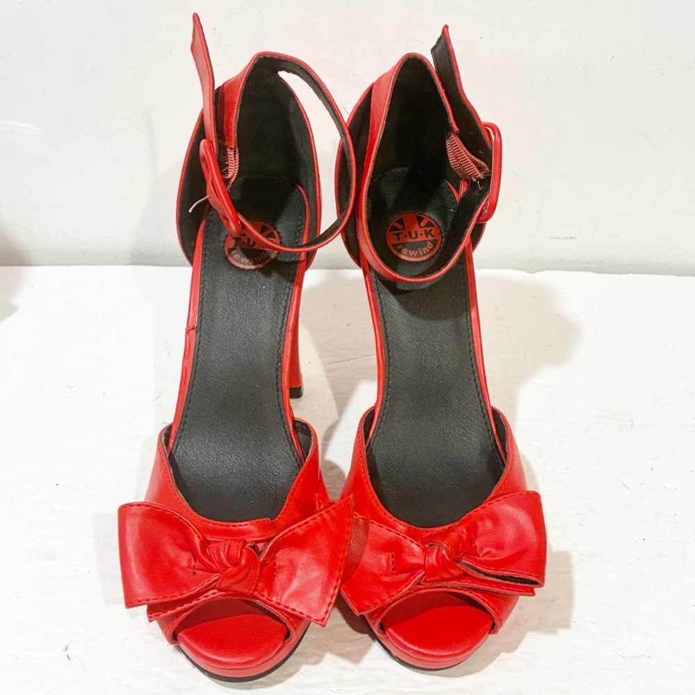 T.U.K. Red Gathered Front Peep Toe Starlet Heels Womens Size 9 - Picture 2 of 7